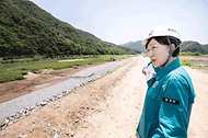 한화진 환경부 장관이 29일 충북 괴산군 소재 달천(하문지구) 현장을 방문, 복구 현장을 점검하고 있다.