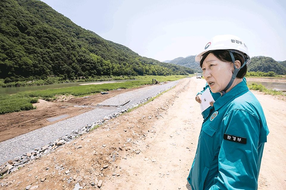 한화진 환경부 장관이 29일 충북 괴산군 소재 달천(하문지구) 현장을 방문, 복구 현장을 점검하고 있다.