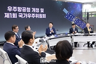윤석열 대통령이 30일 경남 사천시 우주항공청 임시청사에서 열린 ‘우주항공청 개청식 및 제1차 국가우주위원회’에서 박수치고 있다.