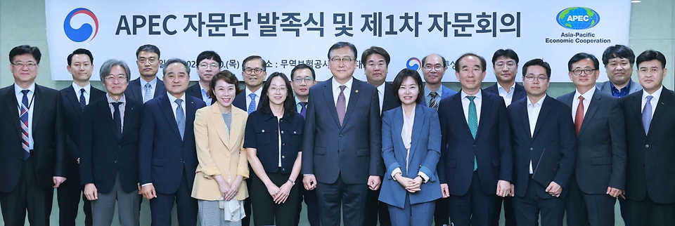 정인교 산업통상자원부 통상교섭본부장이 30일 서울 종로구 한국무역보험공사 대회의실에서 열린 ‘APEC 산업·통상·에너지 자문단 발족식 및 제1차 회의’에서 참석자들과 기념 촬영을 하고 있다. 