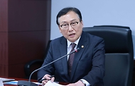 정인교 산업통상자원부 통상교섭본부장이 30일 서울 종로구 한국무역보험공사 대회의실에서 열린 ‘APEC 산업·통상·에너지 자문단 발족식 및 제1차 회의’를 주재하고 있다.