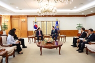 한덕수 국무총리가 31일 서울 종로구 정부서울청사에서 부이 타잉 썬(Bui Thanh Son) 베트남 외교장관을 접견하고 있다.