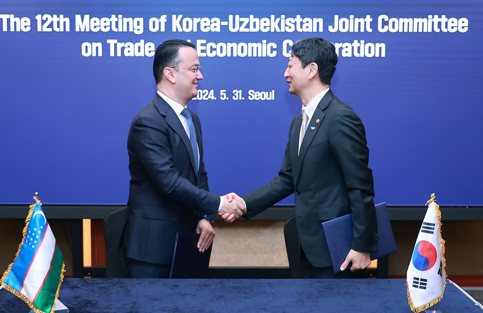 안덕근 산업통상자원부 장관이 31일 서울 중구 롯데호텔에서 열린 ‘제12차 한-우즈베키스탄 무역경제공동위원회 합의의사록 서명식’에서 라지즈 쿠드라토프(Laziz Shavkatovich Kudratov) 우즈베키스탄 투자산업통상부 장관과 악수하고 있다.