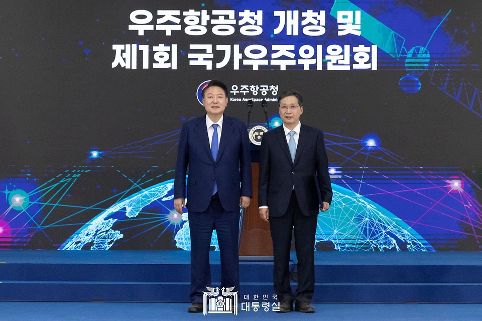 윤석열 대통령이 30일 경남 사천시 우주항공청 임시청사에서 열린 ‘우주항공청 개청식 및 제1차 국가우주위원회’에서 윤영빈 초대 우주항공청장에게 임명장을 수여한 뒤 기념 촬영을 하고 있다.