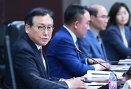 정인교 산업통상자원부 통상교섭본부장이 30일 서울 종로구 한국무역보험공사 대회의실에서 열린 ‘APEC 산업·통상·에너지 자문단 발족식 및 제1차 회의’를 주재하고 있다.