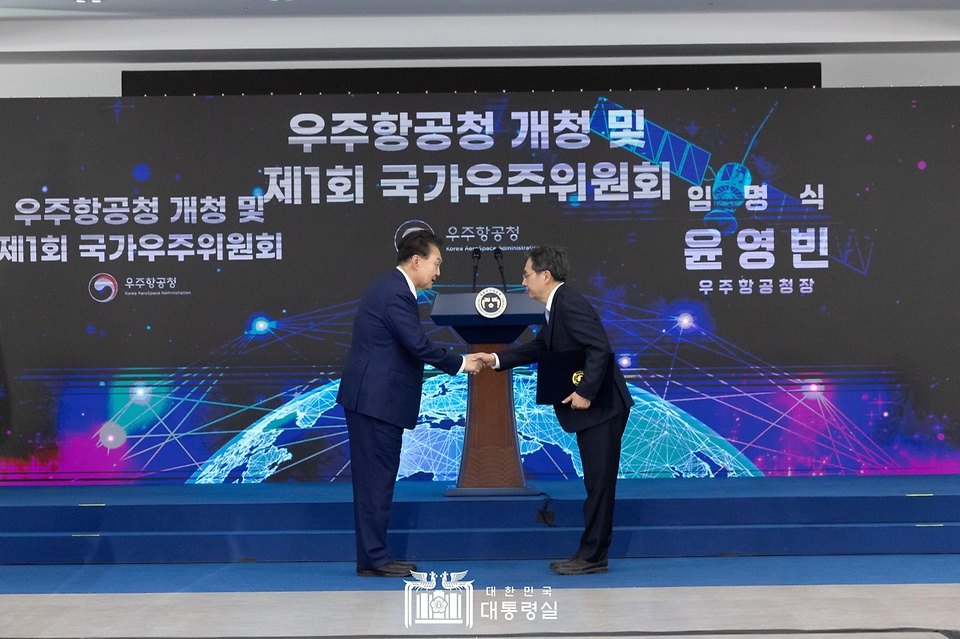 윤석열 대통령이 30일 경남 사천시 우주항공청 임시청사에서 열린 ‘우주항공청 개청식 및 제1차 국가우주위원회’에서 윤영빈 초대 우주항공청장에게 임명장을 수여한 뒤 악수하고 있다. 
