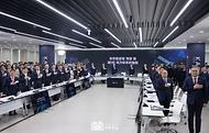 윤석열 대통령이 30일 경남 사천시 우주항공청 임시청사에서 열린 ‘우주항공청 개청식 및 제1차 국가우주위원회’에서 국기에 경례하고 있다.
