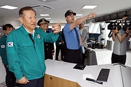 이상민 행정안전부 장관이 30일 제주시 광역해상교통관제센터를 방문해 해상교통관제시스템 가동체계 안전상황 등을 점검하고 있다.