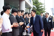 윤석열 대통령이 30일 경남 사천시 우주항공청 임시청사에서 열린 ‘우주항공청 개청식 및 제1차 국가우주위원회’에서 참석자들을 격려하고 있다.