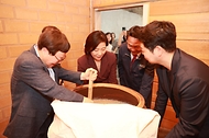 오영주 중소벤처기업부 장관이 30일 울산 울주군 복순도가를 방문해 양조장을 둘러보고 있다.