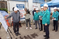 이상민 행정안전부 장관이 30일 제주시 한천 자연재해위험개선지구 정비사업 현장을 방문해 여름철 재난관리 안전대책 점검을 하고 있다.