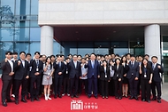 윤석열 대통령이 30일 경남 사천시 우주항공청 임시청사에서 열린 ‘우주항공청 개청식 및 제1차 국가우주위원회’에서 참석자들과 기념 촬영을 하고 있다.