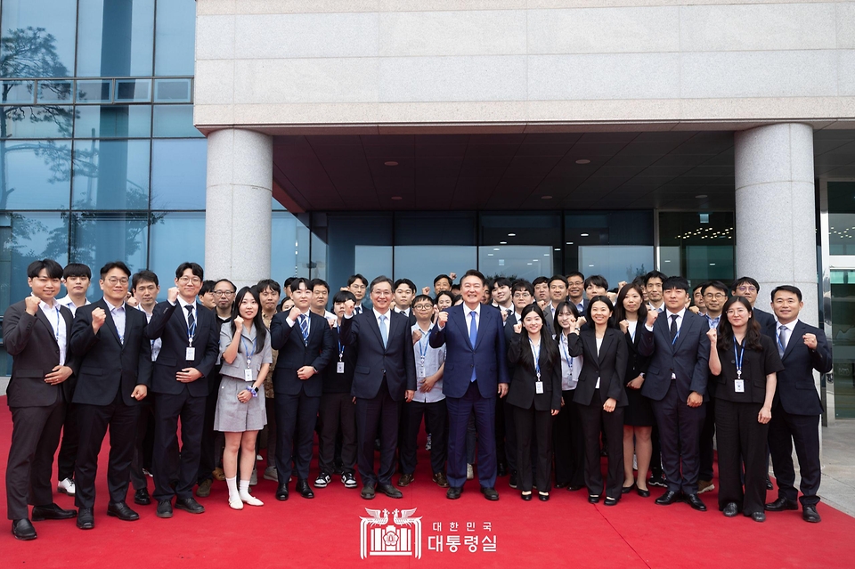 윤석열 대통령이 30일 경남 사천시 우주항공청 임시청사에서 열린 ‘우주항공청 개청식 및 제1차 국가우주위원회’에서 참석자들과 기념 촬영을 하고 있다.