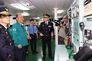 이상민 행정안전부 장관이 30일 제주 해양경찰청 3012함에 탑승해 함정의 구조장비와 통신장비 구비 상황 등을 점검하고 있다. 
