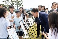 윤석열 대통령이 30일 경남 사천시 항공우주박물관에서 열린 ‘미래세대와 함께하는 우주항공 축제’에서 미술작품 수상작들을 관람하고 있다.