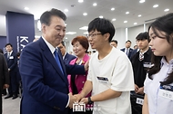 윤석열 대통령이 30일 경남 사천시 우주항공청 임시청사에서 열린 ‘우주항공청 개청식 및 제1차 국가우주위원회’에서 참석자와 악수하고 있다.