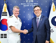조태열 외교부 장관이 30일 서울 종로구 외교부에서 사무엘 파파로(Samuel Paparo) 신임 미 인도태평양사령관과 기념 촬영을 하고 있다.