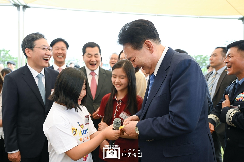 윤석열 대통령이 30일 경남 사천시 항공우주박물관에서 열린 ‘미래세대와 함께하는 우주항공 축제’에서 우주항공 경진대회 수상자들을 격려하고 있다.