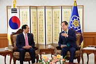 한덕수 국무총리가 31일 서울 종로구 정부서울청사에서 부이 타잉 썬(Bui Thanh Son) 베트남 외교장관을 접견하고 있다.