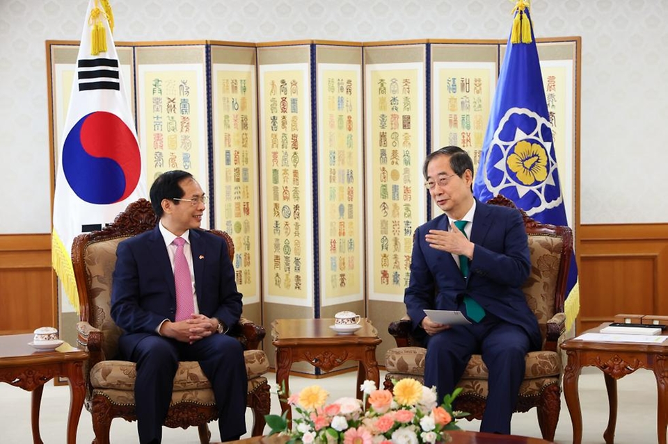 한덕수 국무총리가 31일 서울 종로구 정부서울청사에서 부이 타잉 썬(Bui Thanh Son) 베트남 외교장관을 접견하고 있다.