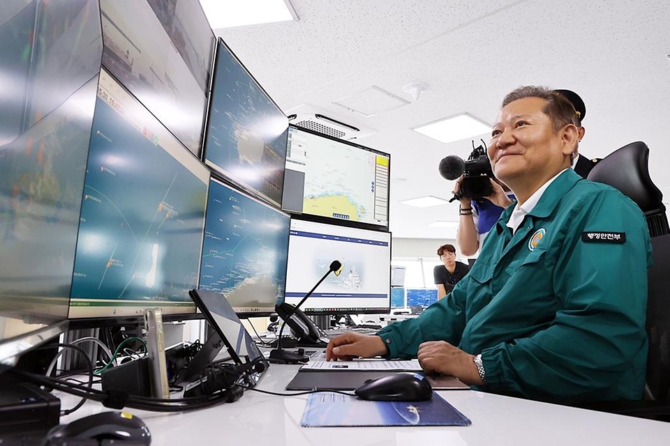 이상민 행정안전부 장관이 30일 제주시 광역해상교통관제센터를 방문해 해상교통관제시스템 가동체계 안전상황 등을 점검하고 있다.