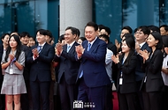 윤석열 대통령이 30일 경남 사천시 우주항공청 임시청사에서 열린 ‘우주항공청 개청식 및 제1차 국가우주위원회’에서 박수치고 있다.
