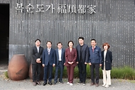 오영주 중소벤처기업부 장관이 30일 울산 울주군 복순도가를 방문해 현장 시찰을 마치고 관계자들과 기념 촬영을 하고 있다. 