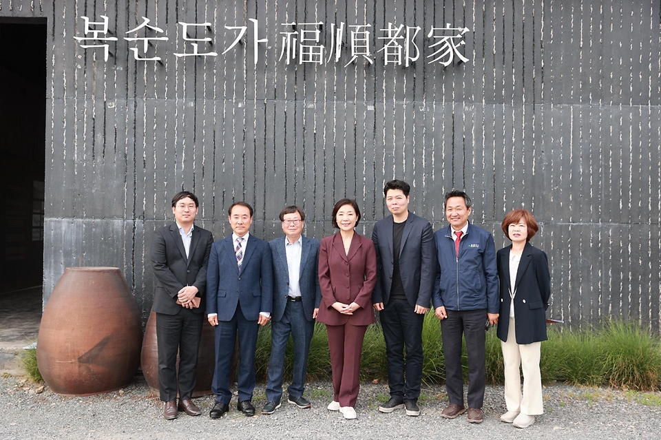 오영주 중소벤처기업부 장관이 30일 울산 울주군 복순도가를 방문해 현장 시찰을 마치고 관계자들과 기념 촬영을 하고 있다. 