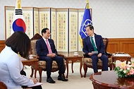 한덕수 국무총리가 31일 서울 종로구 정부서울청사에서 부이 타잉 썬(Bui Thanh Son) 베트남 외교장관을 접견하고 있다.