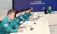 이한경 행정안전부 재난안전관리본부장이 31일 정부세종청사 중앙재난안전상황실에서 열린 의사 집단행동 관련 중대본 회의를 주재하고 있다.