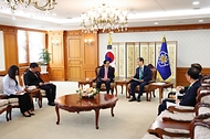 한덕수 국무총리가 31일 서울 종로구 정부서울청사에서 부이 타잉 썬(Bui Thanh Son) 베트남 외교장관을 접견하고 있다.