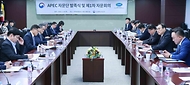 정인교 산업통상자원부 통상교섭본부장이 30일 서울 종로구 한국무역보험공사 대회의실에서 열린 ‘APEC 산업·통상·에너지 자문단 발족식 및 제1차 회의’를 주재하고 있다. 이날 회의는 산업부 소관의 통상·에너지장관회의 의제·주제를 발굴하고 전략수립을 통해 APEC 회원국간 종합적인 경제협력 방향성을 제시하기 위해 진행되었다.