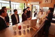 오영주 중소벤처기업부 장관이 30일 울산 울주군 복순도가를 방문해 제품 설명을 듣고 있다.