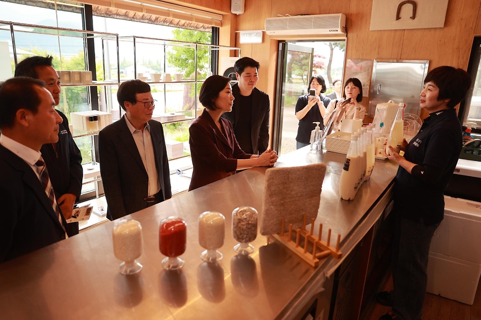 오영주 중소벤처기업부 장관이 30일 울산 울주군 복순도가를 방문해 제품 설명을 듣고 있다.