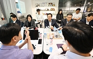 최상목 경제부총리 겸 기획재정부 장관이 30일 서울 서초구 소재 중소 수출기업 (주)링티를 방문해 임직원 및 유관기관들과 간담회를 하고 있다. 