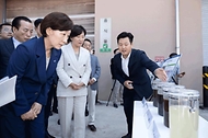 한화진 환경부 장관이 31일 충남 논산시 논산계룡축협자연순환농업센터에서 송미령 농림축산식품부 장관과 ‘가축분뇨의 환경친화적 관리 및 처리방식 다각화를 위한 업무협약’을 체결한 뒤 가축분뇨의 바이오가스 생산시설 등 현장을 둘러보고 있다. 