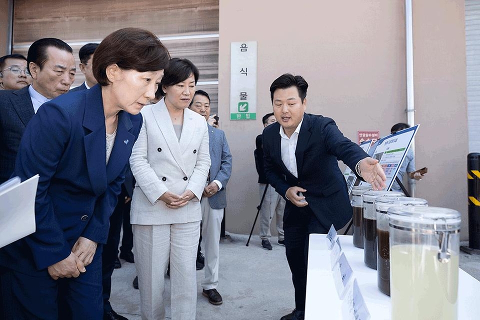 한화진 환경부 장관이 31일 충남 논산시 논산계룡축협자연순환농업센터에서 송미령 농림축산식품부 장관과 ‘가축분뇨의 환경친화적 관리 및 처리방식 다각화를 위한 업무협약’을 체결한 뒤 가축분뇨의 바이오가스 생산시설 등 현장을 둘러보고 있다. 