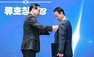 정인교 산업통상자원부 통상교섭본부장이 3일 서울 강남구 포스코센터 아트홀에서 열린 ‘제25회 철의 날 기념식’에서 류호창 한금 회장에게 은탑산업훈장을 수여하고 있다.