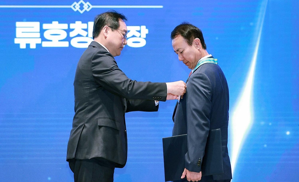 정인교 산업통상자원부 통상교섭본부장이 3일 서울 강남구 포스코센터 아트홀에서 열린 ‘제25회 철의 날 기념식’에서 류호창 한금 회장에게 은탑산업훈장을 수여하고 있다.