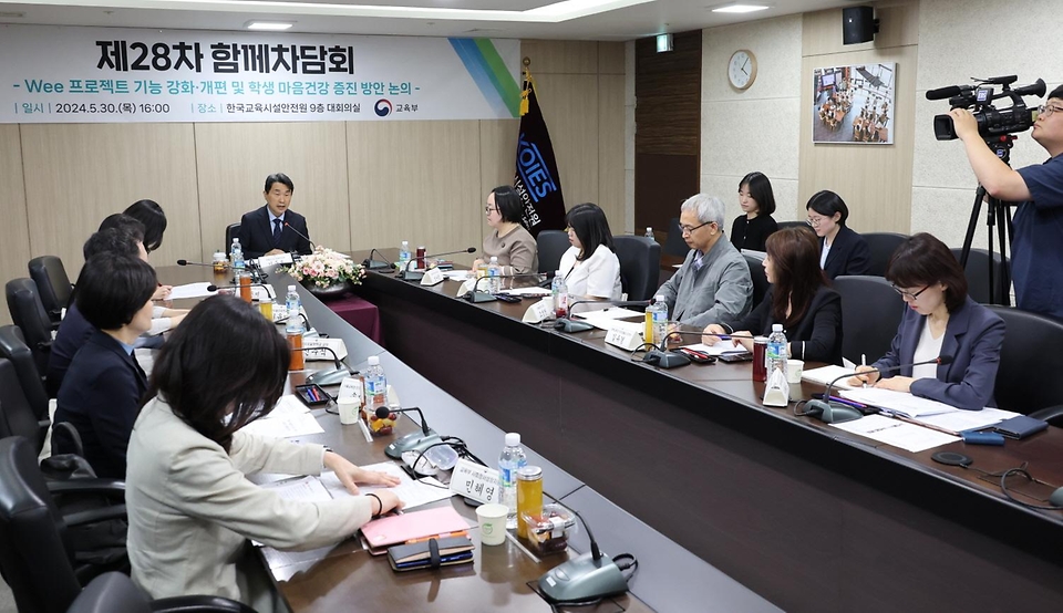 이주호 사회부총리 겸 교육부 장관이 30일 서울 영등포구 한국교육시설안전원에서 ‘학생 마음건강 증진’을 주제로 열린 ‘제28차 함께차담회’에서 발언을 하고 있다.