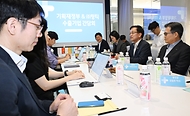 최상목 경제부총리 겸 기획재정부 장관이 30일 서울 서초구 소재 중소 수출기업 (주)링티를 방문해 임직원 및 유관기관들과 간담회를 하고 있다. 