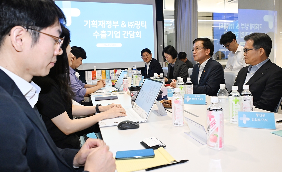 최상목 경제부총리 겸 기획재정부 장관이 30일 서울 서초구 소재 중소 수출기업 (주)링티를 방문해 임직원 및 유관기관들과 간담회를 하고 있다. 