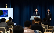 윤석열 대통령이 3일 서울 용산 대통령실 청사 브리핑실에서 열린 국정브리핑에 참석해 동해 석유·가스 매장과 관련해 설명하고 있다. 