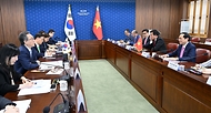 조태열 외교부 장관이 31일 서울 종로구 외교부에서 부이 타잉 썬(Bui Thanh Son) 베트남 외교장관과 대화하고 있다.