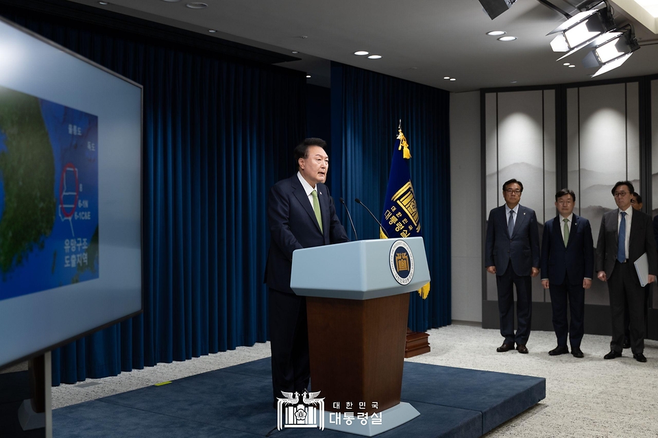 윤석열 대통령이 3일 서울 용산 대통령실 청사 브리핑실에서 열린 국정브리핑에 참석해 동해 석유·가스 매장과 관련해 설명하고 있다. 