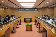 이종호 과학기술정보통신부 장관이 31일 서울 성동구 한양대학교를 방문해 이공계 대학원생들과 ‘대학원 대통령과학장학금’ 및 ‘연구생활장학금’ 에 대해 논의하고 있다. 