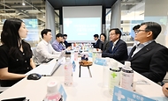 최상목 경제부총리 겸 기획재정부 장관이 30일 서울 서초구 소재 중소 수출기업 (주)링티를 방문해 임직원 및 유관기관들과 간담회를 하고 있다. 
