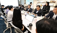 최상목 경제부총리 겸 기획재정부 장관이 30일 서울 서초구 소재 중소 수출기업 (주)링티를 방문해 임직원 및 유관기관들과 간담회를 하고 있다. 