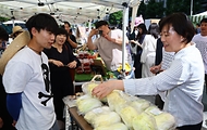 송미령 농림축산식품부 장관이 1일 서울 중구 청계광장에서 열린 ‘2024 유기농데이 기념식’에서 참가 부스를 살펴보고 있다.