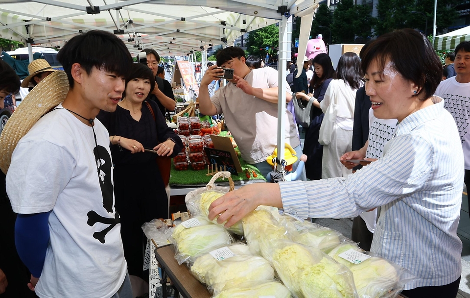 송미령 농림축산식품부 장관이 1일 서울 중구 청계광장에서 열린 ‘2024 유기농데이 기념식’에서 참가 부스를 살펴보고 있다.